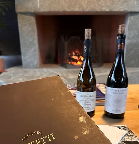 Vinflaskor vid brasa